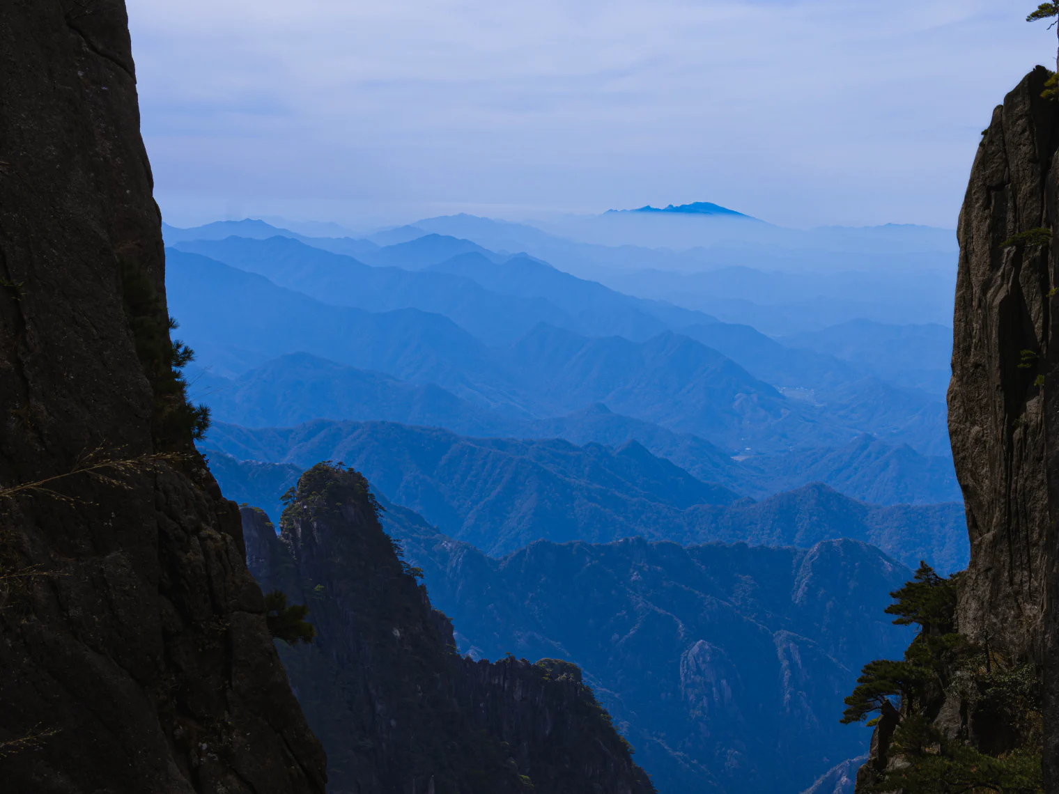 两侧岩壁之间望出去的连绵群山。