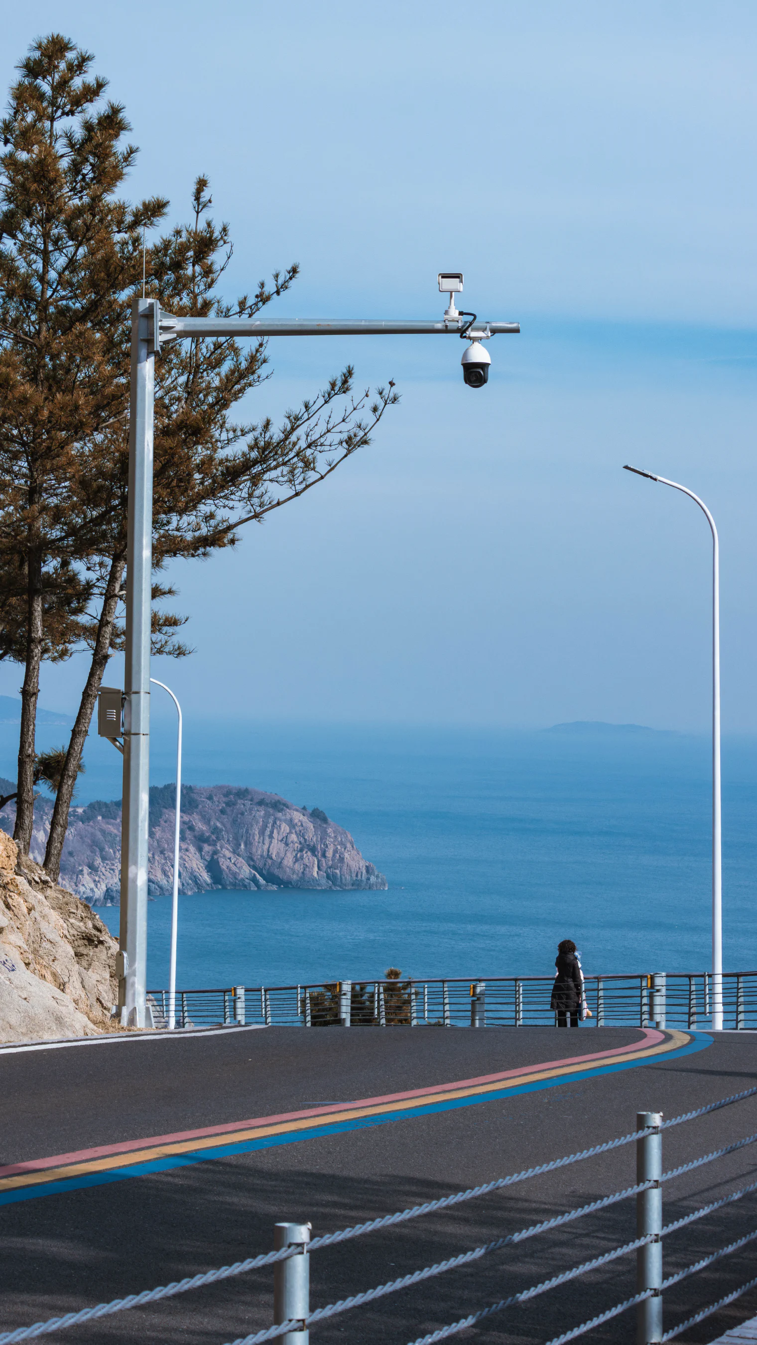 通向海边的道路，远处有一个望海的身影。